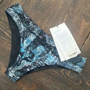 NWT Lululemon blue Black Print will the wave bikini bottoms size 6
